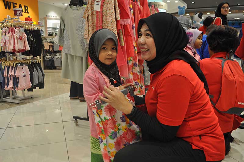 300 orphans and stateless children flock to Sunway Pyramid for Raya shopping spree