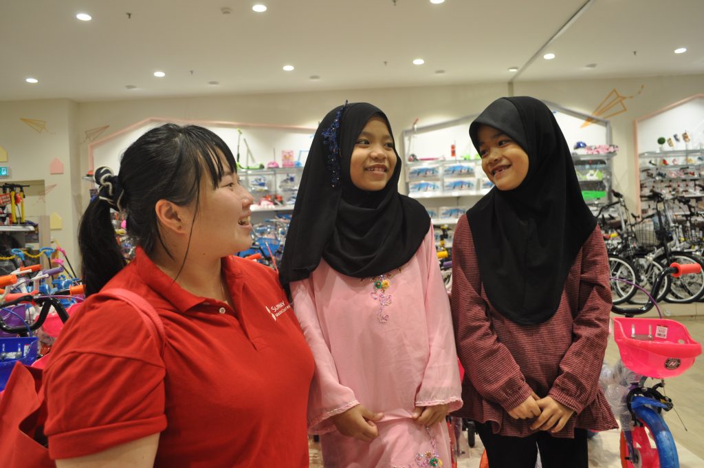 300 orphans and stateless children flock to Sunway Pyramid for Raya shopping spree