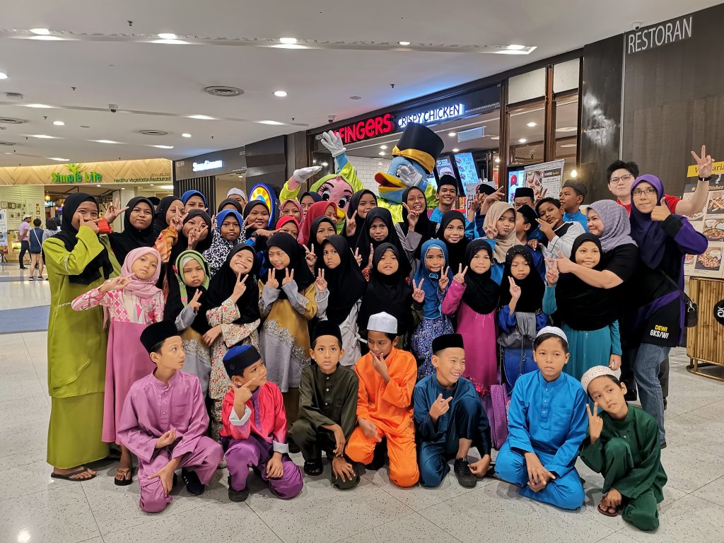 300 orphans and stateless children flock to Sunway Pyramid for Raya shopping spree
