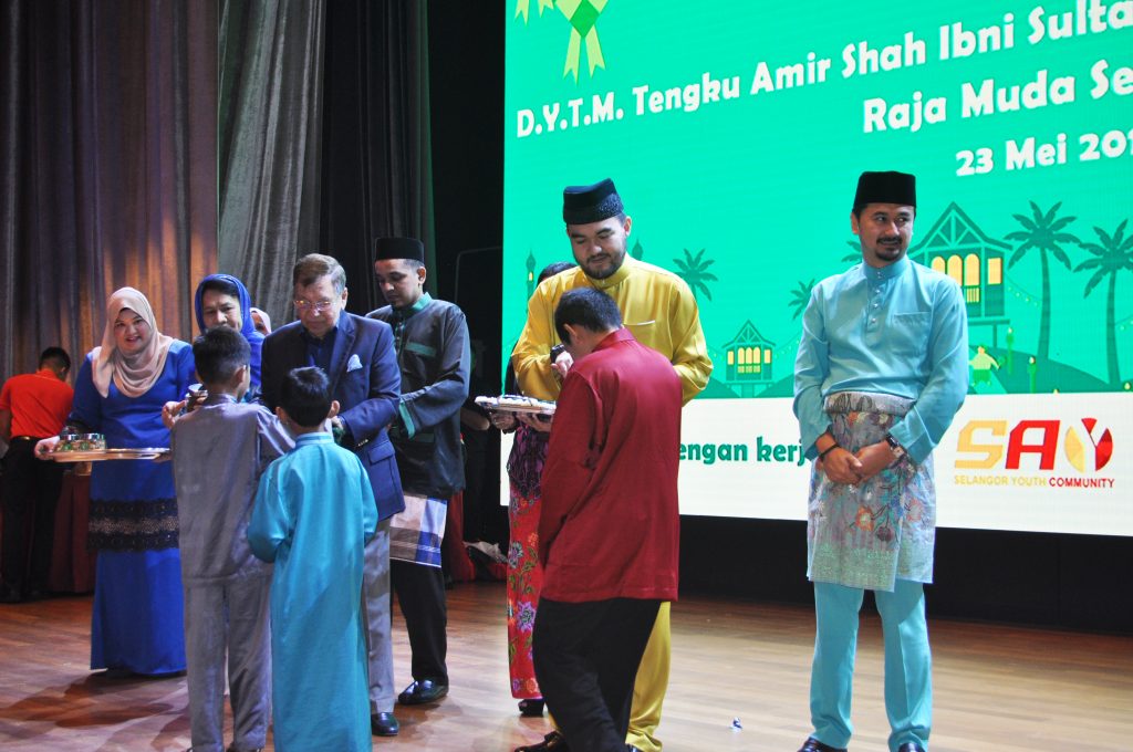 300 orphans and stateless children flock to Sunway Pyramid for Raya shopping spree