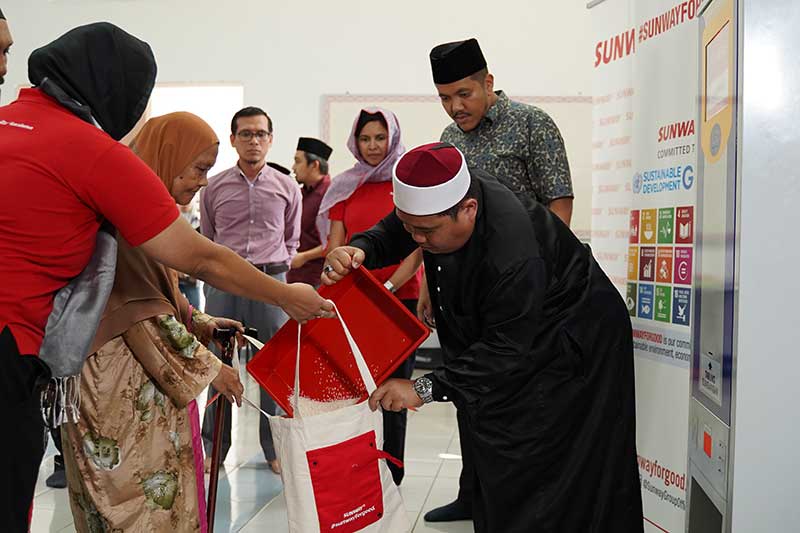 Sunway Group becomes first Malaysian corporation to install ‘ATM Beras’ to aid the needy