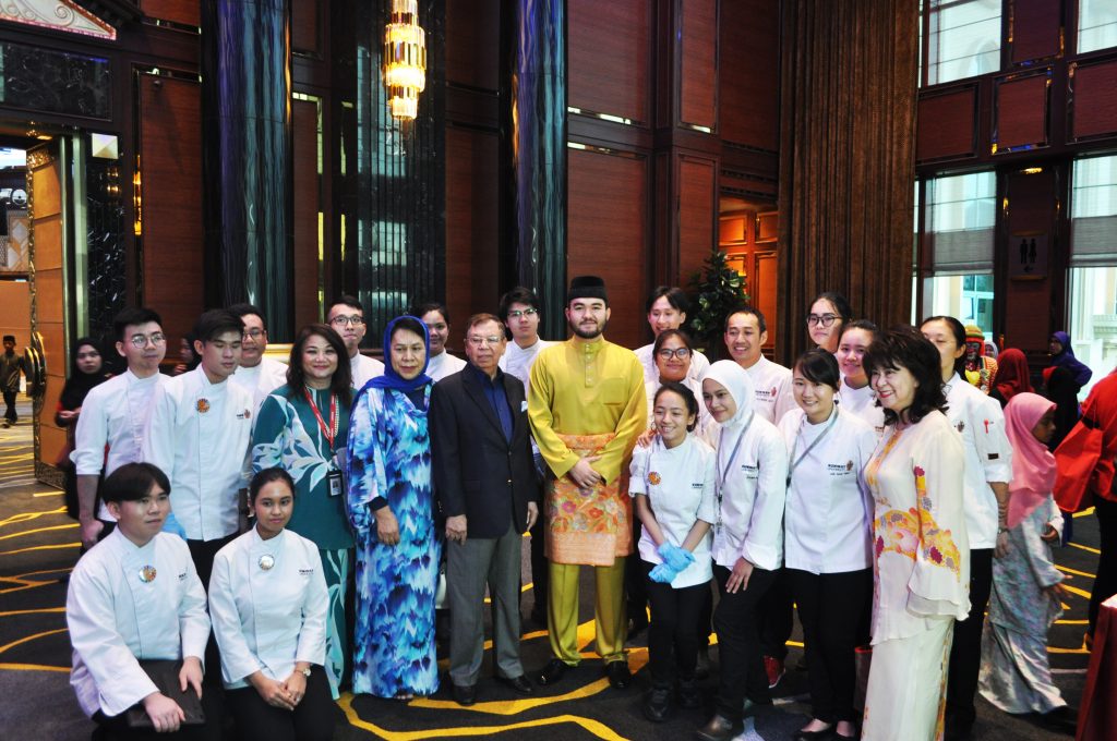 300 orphans and stateless children flock to Sunway Pyramid for Raya shopping spree