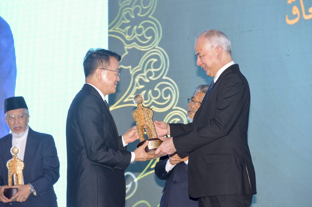 First and only non-Muslim to receive Unity Award at Islamic Excellence Awards