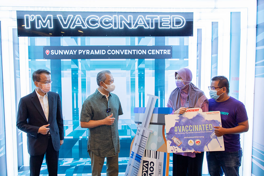 Tan Sri Dr. Jeffrey Cheah alongside prime minister Tan Sri Muhyiddin Yassin, who visited SPCC in support of the #Ibunisasi immunisation initiative for expectant women