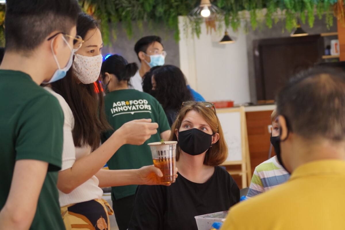 Eleanor Choong, head of Sunway XFarm’s explaining urban farming and techniques to the participants