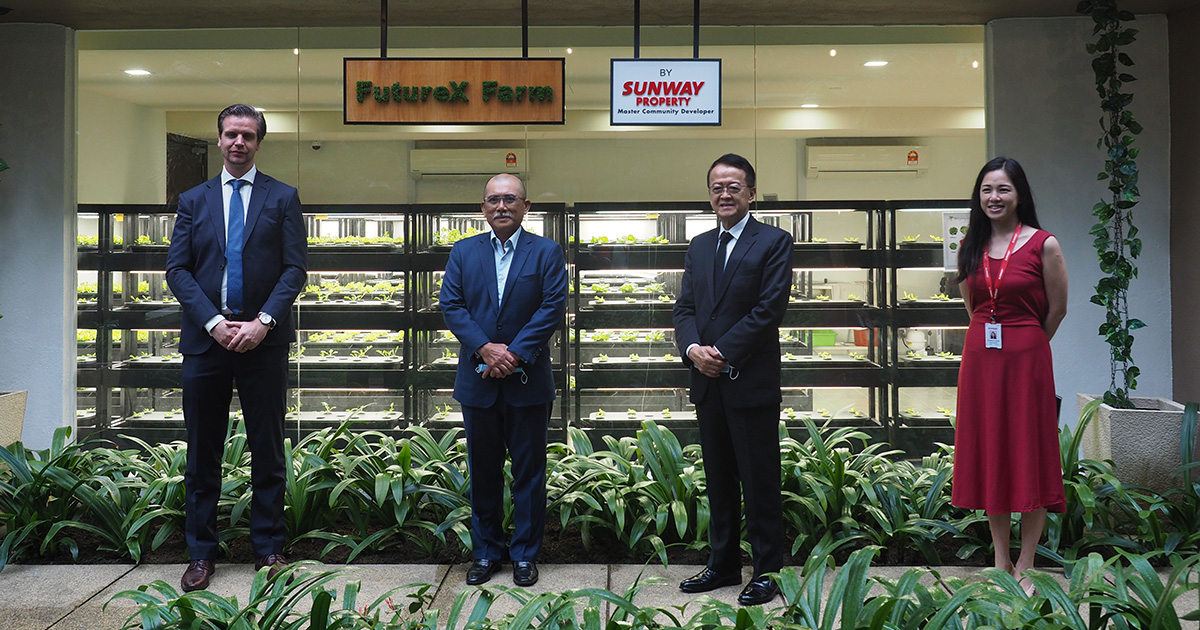 Minister of Agriculture and Food Industries, Datuk Seri Dr. Ronald Kiandee with Sunway Group founder and chairman Tan Sri Dr. Jeffrey Cheah and Sunway Group chief innovation officer and Sunway iLabs director Matt Van Leeuwen during a visit to Sunway FutureX Farm 