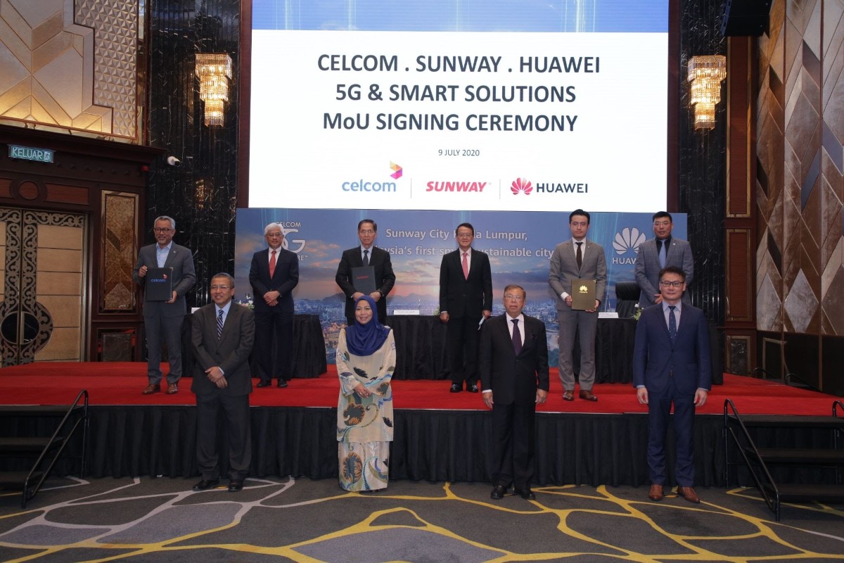 A wide shot of spokesperson and representatives from Celcom, Sunway, and Huawei during the parties’ first tripartite collaboration in 2020, each participant standing in safe distances apart from one another in a ballroom