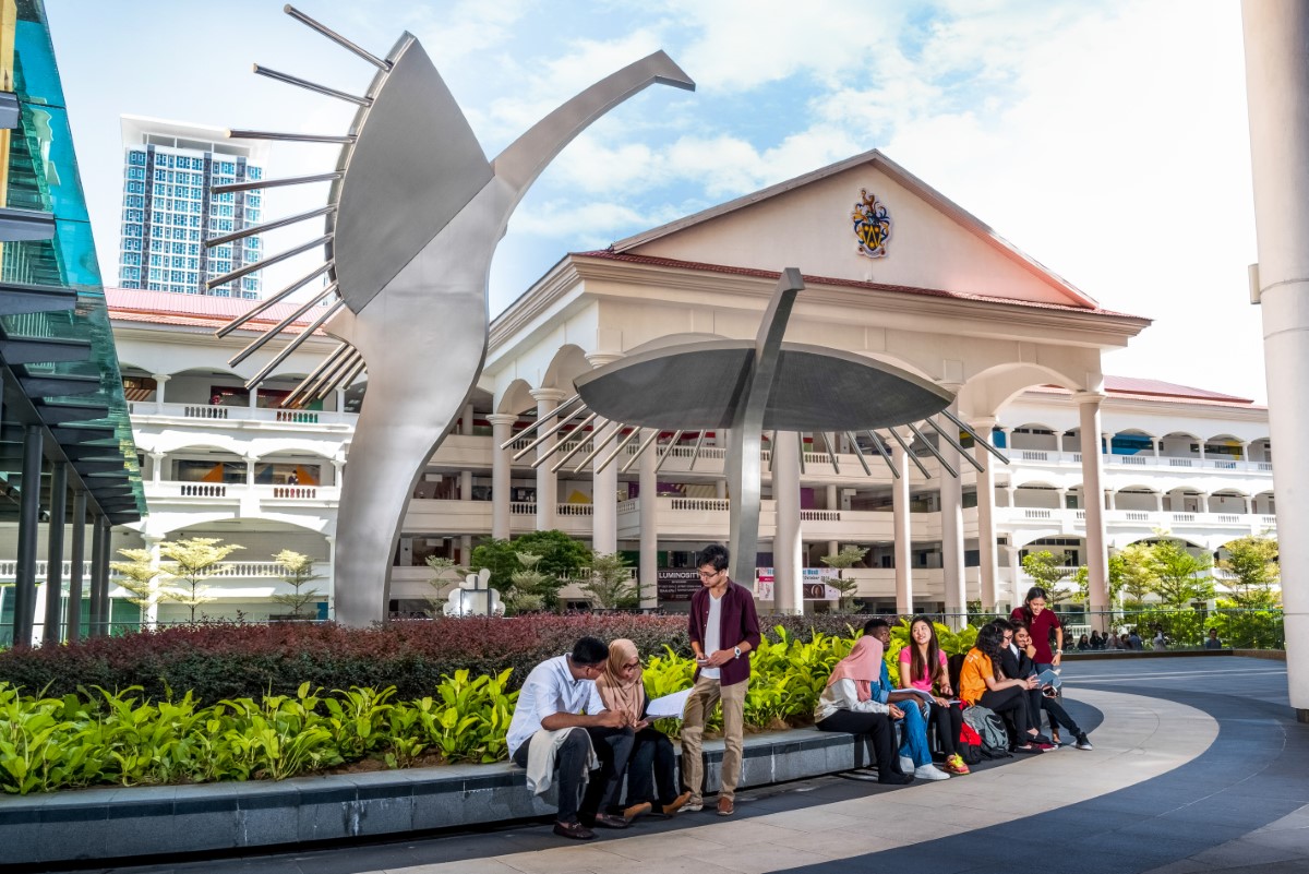 A wide shot of yet another landmark sculpture of Sunway University – the Sun-Birds, with students surrounding it during daytime