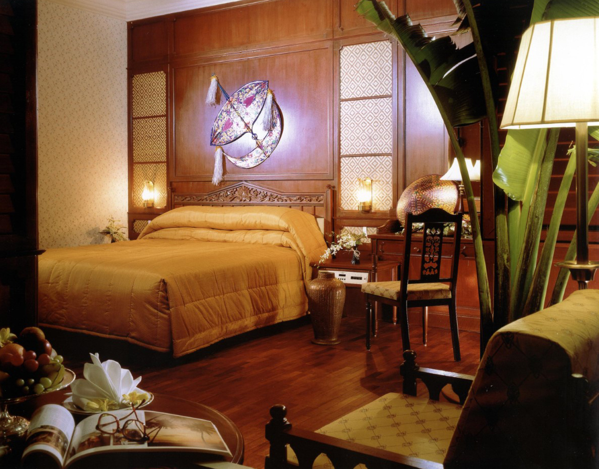 A close-up shot of Sunway Resort’s kampung-themed room, featuring warm and homey ambience, traditional prints, indoor tropical plants and wooden accents.