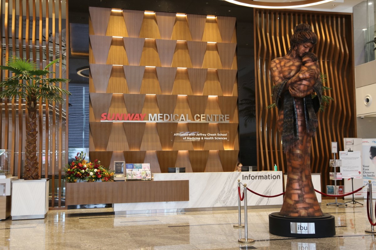 Besides the statement wall, Sunway Medical Centre’s current entrance lobby is graced by ibu, a statement steel art piece sculpted by Sunway’s resident artist, Infantino Fernandes.