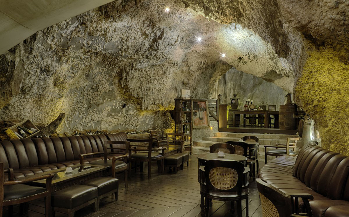 Featuring a luxuriously plush interior amidst natural elements, Jeff’s Cellar within The Banjaran Hotsprings Retreat is also one of the world’s most unique bars and best drinking spots.