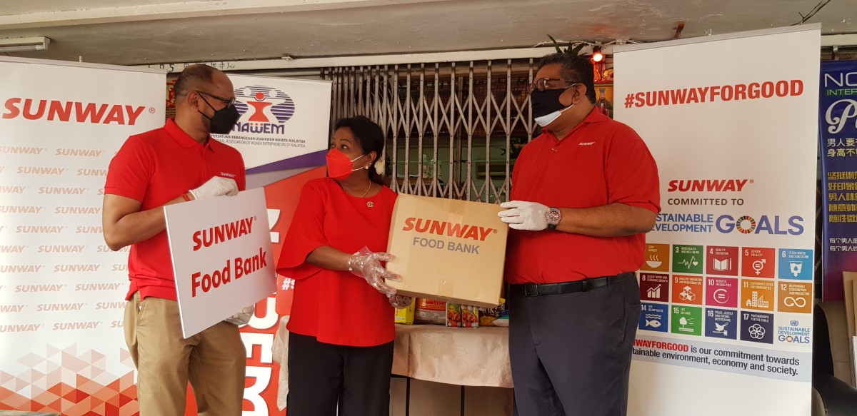 Bernard Paul, general manager of CSR alongside our Sunway staff with the #SunwayforGood banner and #SunwayforGood box