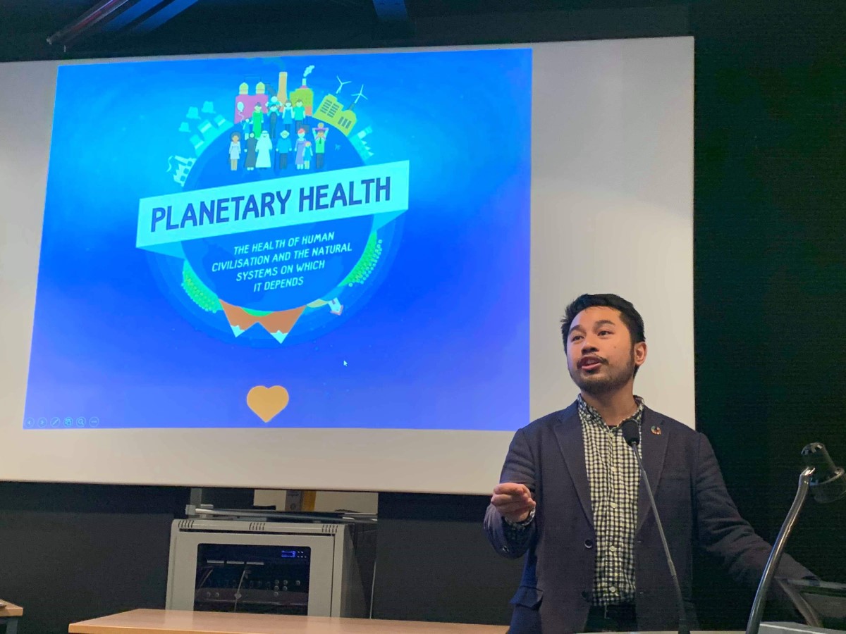 A mid-wide shot of Sunway Centre for Planetary Health (SCPH)’s chief planetary health scientist Dr. Renzo Guinto in action, presenting an introduction to Planetary Health.