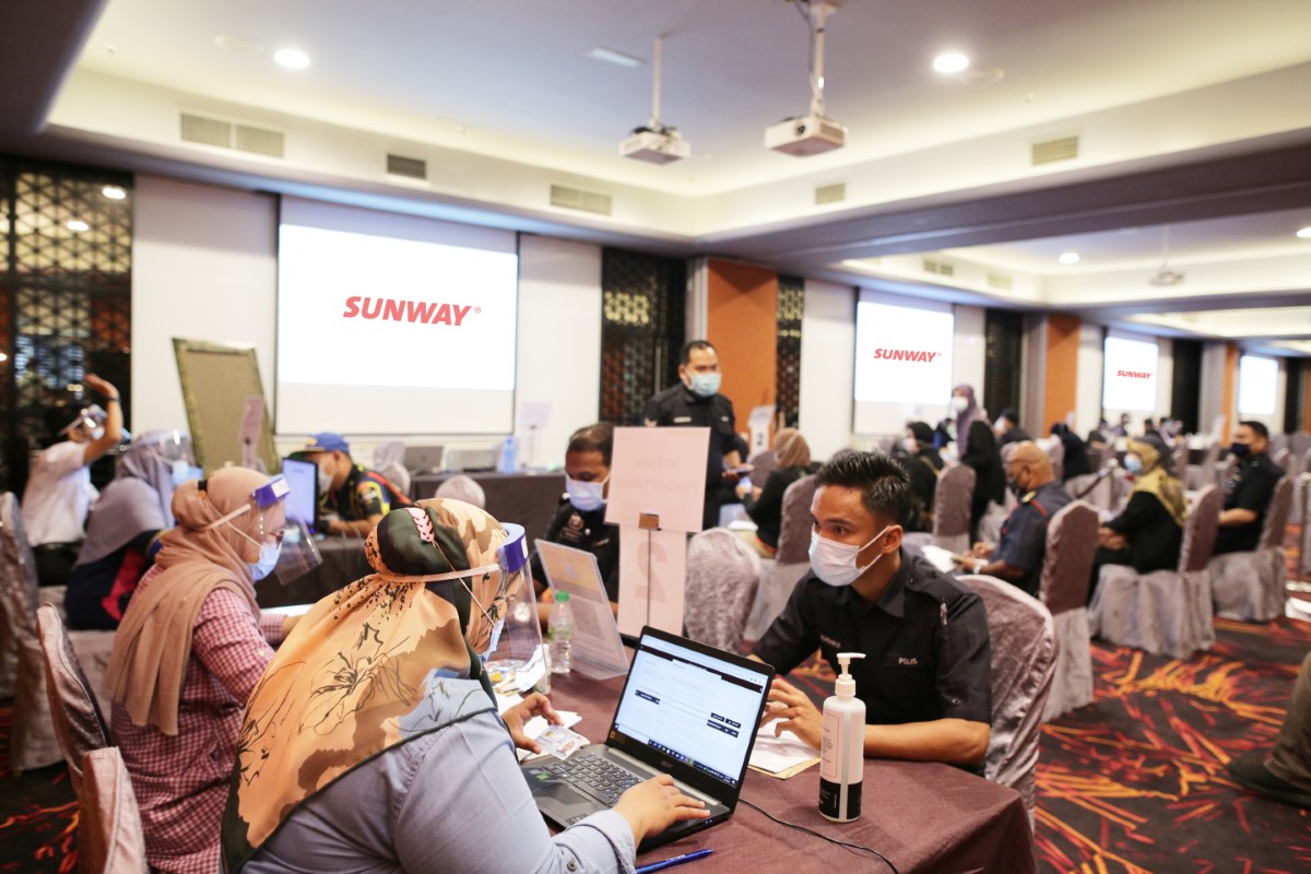 A medium full landscape shot of the crowd adhering to full SOPs during the earlier days of the launch of Sunway Pyramid Convention Centre (SPCC) as Petaling district’s top vaccination centre to speed up national widespread vaccination