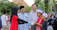 Candid shot of bubur lambuk distribution at Masjid Al-Husna