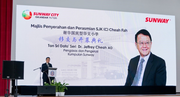 A full view of Tan Sri Dr. Jeffrey Cheah onstage during the official launch of SJK (C) Cheah Fah