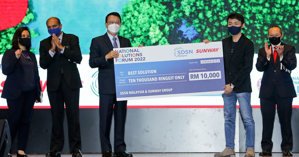Tan Sri Sir Jeffrey Cheah (left) presenting a mock cheque to Powered by RISE founder Kray Chong’s (right) best Wellbeing-themed solution for the National Solutions Forum 2022.