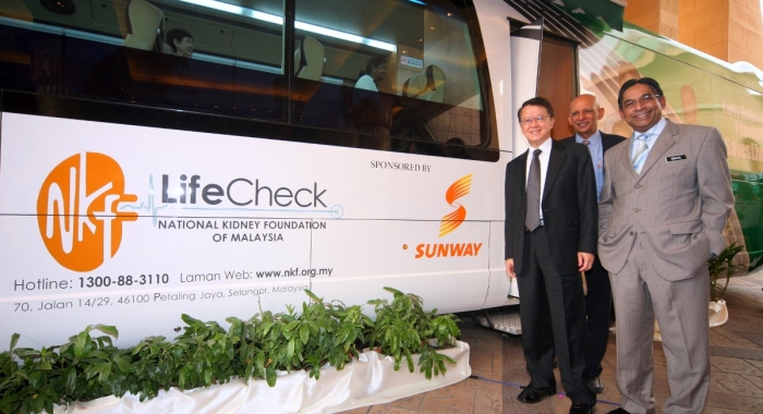 Tan Sri Sir Jeffrey Cheah in front of the National Kidney Foundation LifeCheck bus
