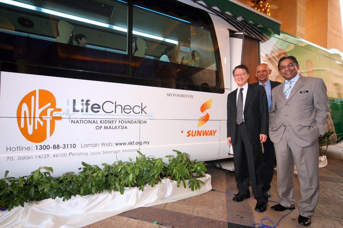 Tan Sri Sir Jeffrey Cheah in front of the National Kidney Foundation LifeCheck bus