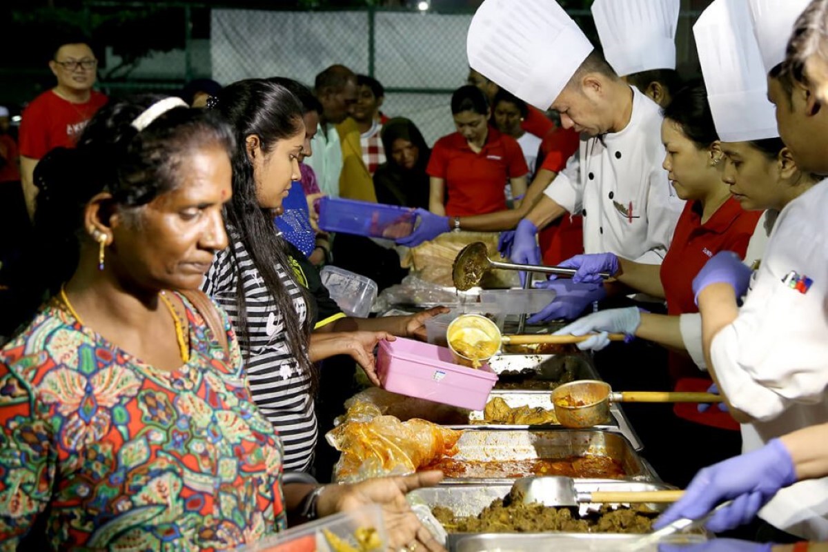 Sunway volunteers distributing food to the urban poor