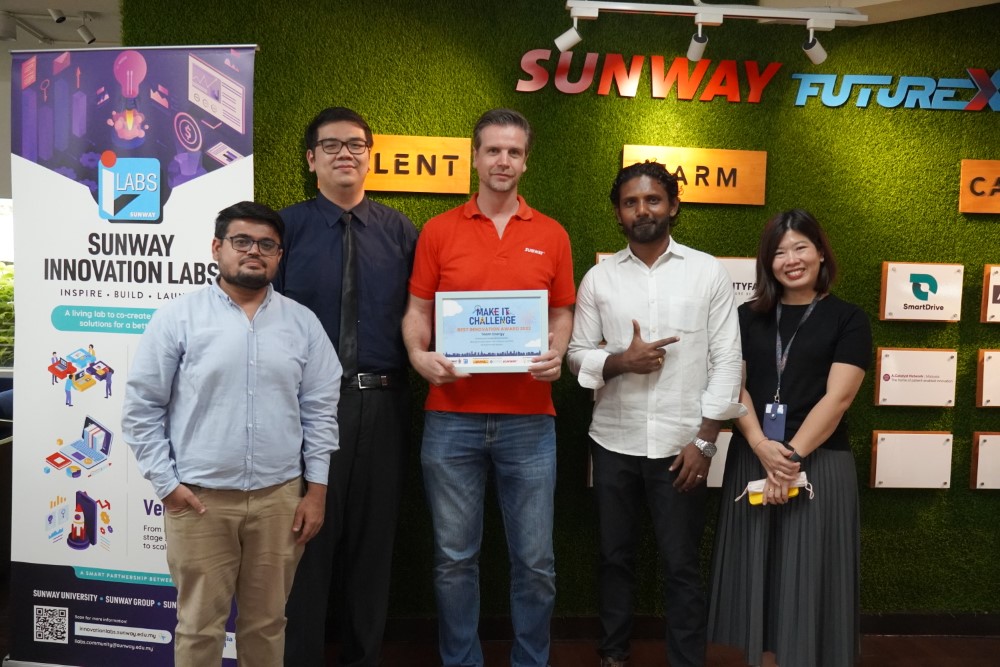 Sunway iLabs Director Matt Van Leeuwen and iLabs Foundry Director Karen Lau Kai Zhia alongside students of Sunway University posing with the Make It Challenge plaque at Sunway FutureX.