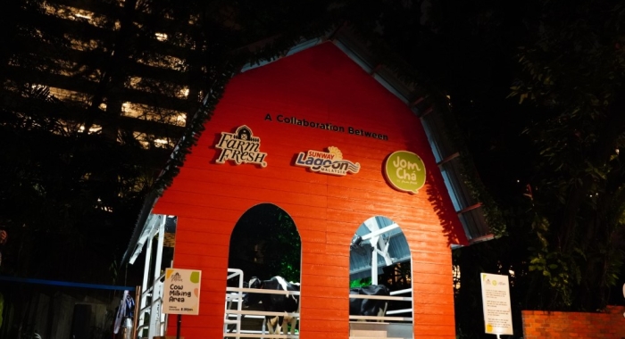 A full landscape shot of the Farm Fresh barn – an all-new feature at Sunway Lagoon Night Park.