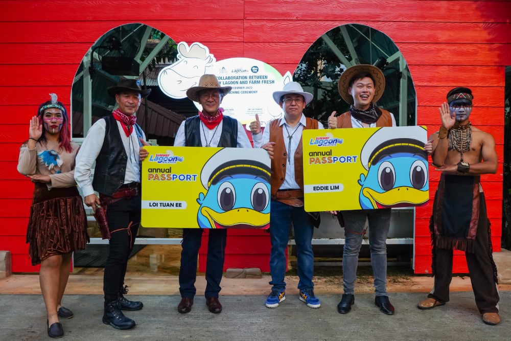 A full landscape shot of the MoU signing that sealed the latest partnership between Sunway Lagoon and Farm Fresh Malaysia.