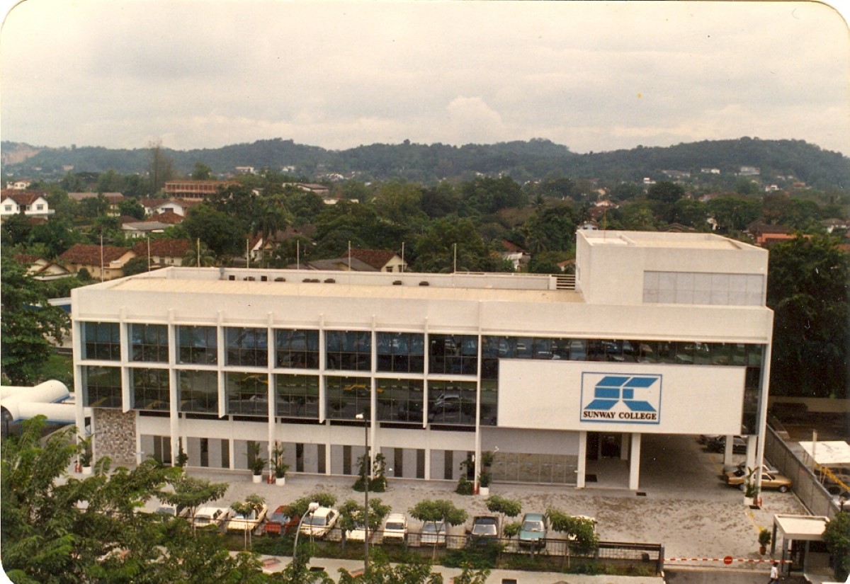 Historical photo of Sunway College, with the old blue block SC logo and the white building.