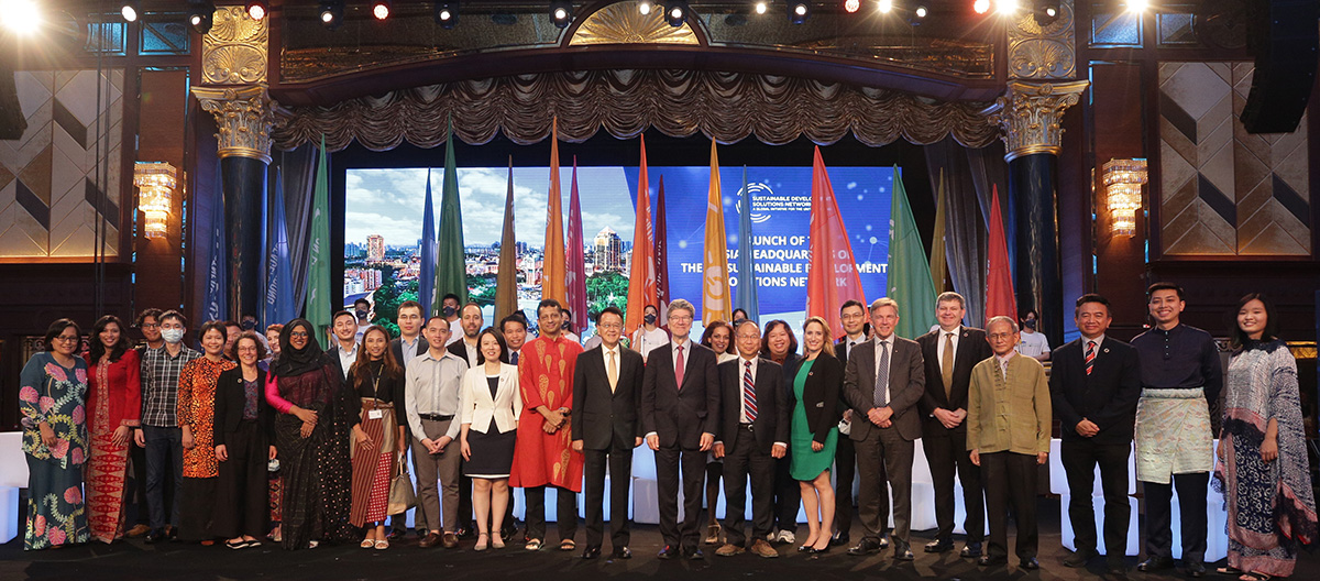 Tan Sri Dr. Jeffrey Cheah and Prof. Jeffrey Sachs amidst a host of delegates at the UN-SDSN Asia Headquarters Launch, with the UN-SDGs flags in the background.