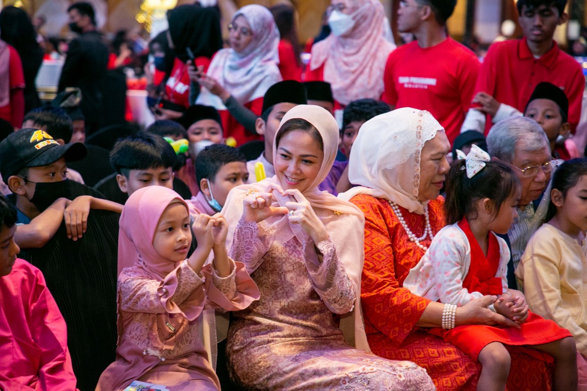 Duli Yang Maha Mulia Tengku Permaisuri Norashikin, the Queen Consort to the Sultan of Selangor alongside the children at Sunway Raya Cheer at Sunway Resort Hotel.