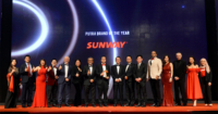 A full landscape group photo of Sunway Group founder and chairman flanked by the group’s diverse team comprising key spokespersons, upon winning the Putra Brand of the Year award on stage.