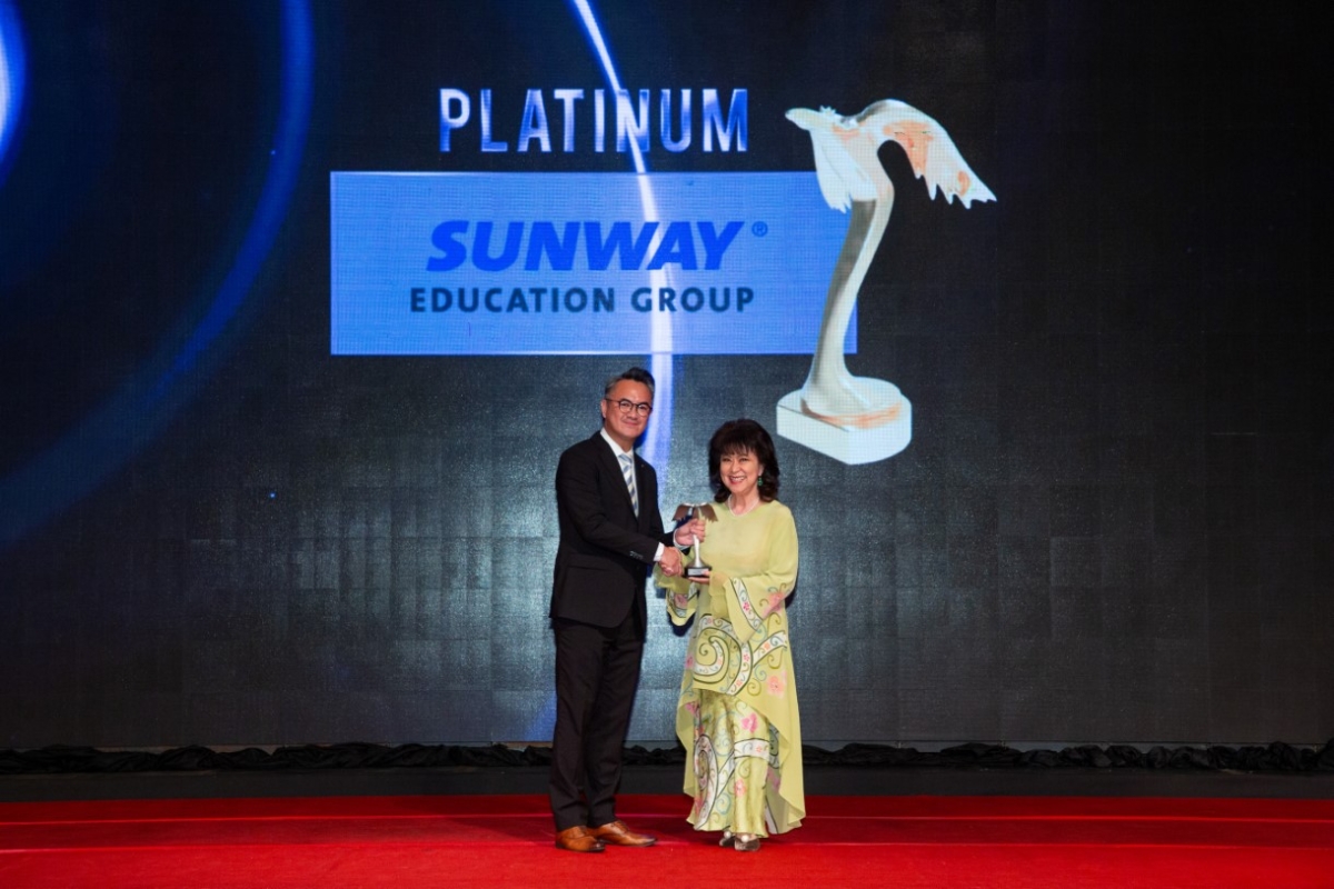 A full landscape photo of Sunway Education Group CEO Dato’ Professor Elizabeth Lee receiving the Putra Platinum award on stage for the category of Education and Learning.
