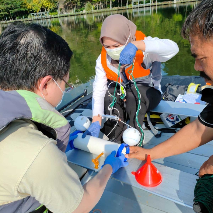 Dr. Chen and his team at Sunway South Quay lake doing water sampling for water quality research.