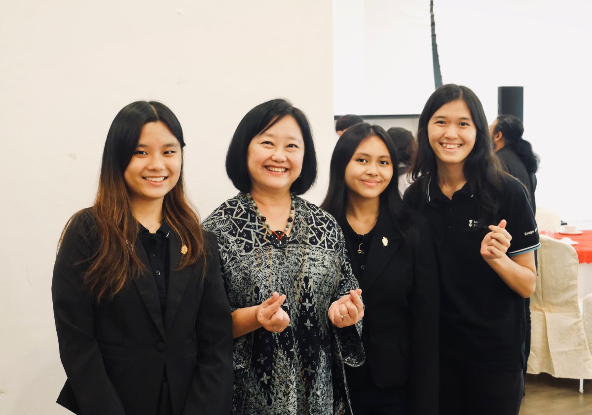 mid shot of Ms. Lee Siok Ping, director of Sunway Student LIFE at Sunway University, alongside Evelyn Wee, then president of Sunway Student Ambassadors, and two other students at an event