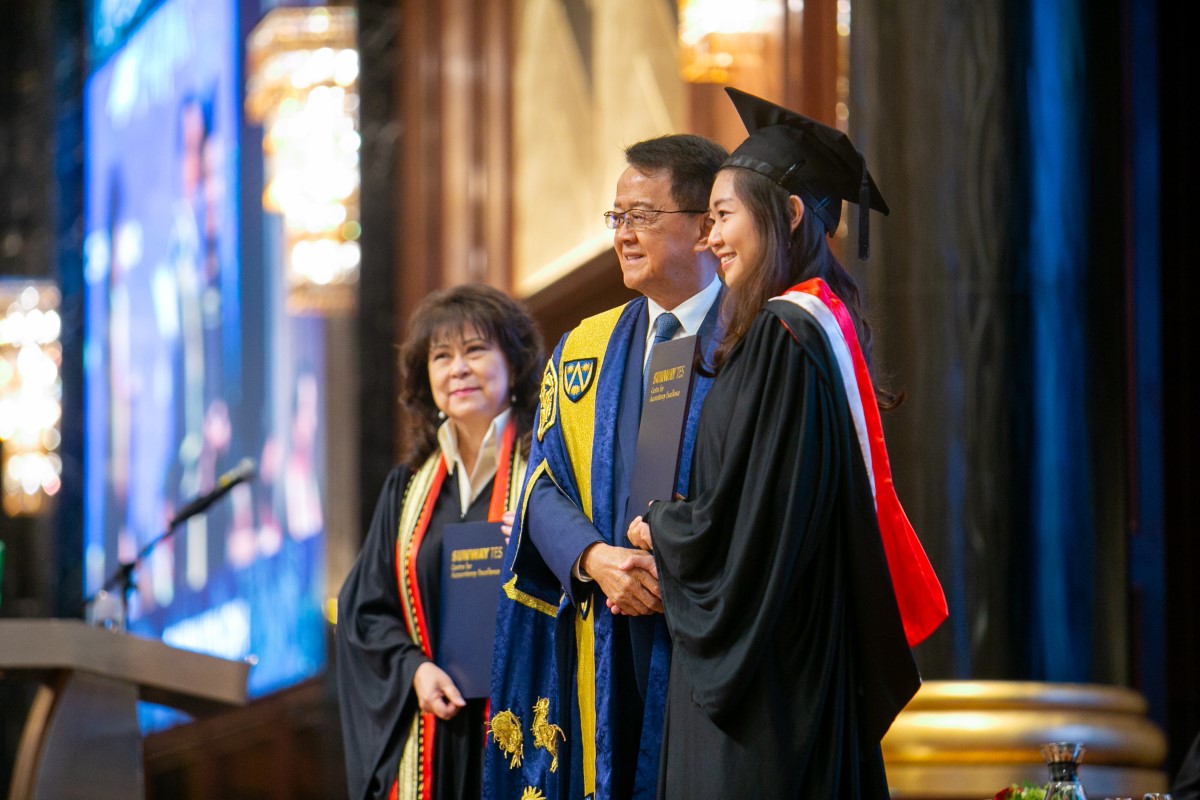 Tan Sri Dr. Jeffrey Cheah, alongside chief executive officer of Sunway Education Group Dato’ Dr. Elizabeth Lee at Sunway University’s graduation event, giving an award to a student.