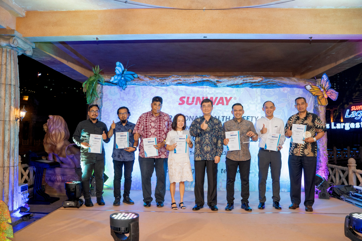 Sunway OHSE staff posing for with their certification during OHSE Appreciation Night