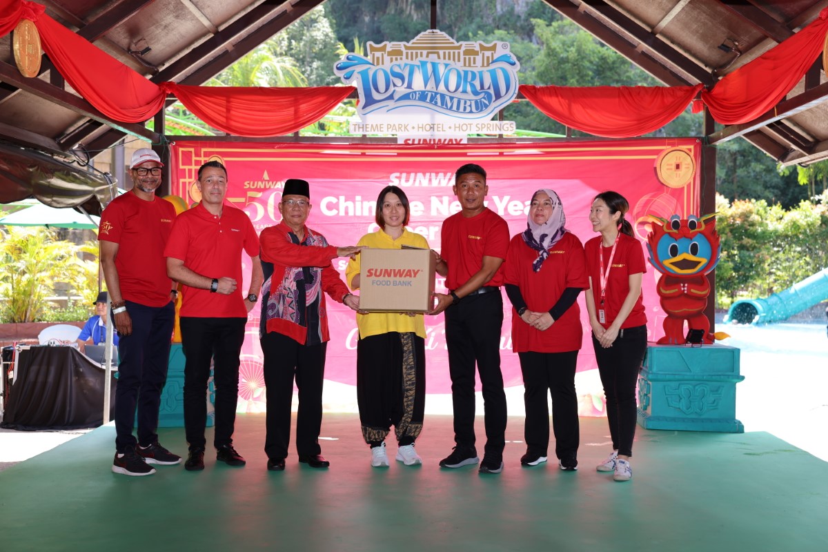 The children’s homes and B40 families receiving a box essential items as a form of support, alongside Nurul Nuzairi, senior general manager, operations, Sunway Theme Parks.