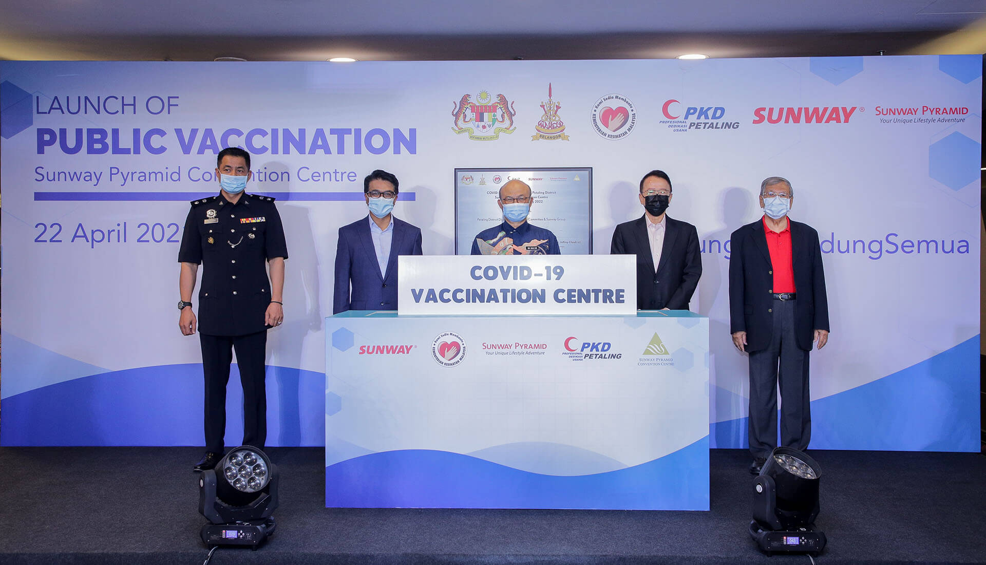 (From left) Superintendent Amihizam Haji Abdul Shukor (Deputy District Police Chief of Subang Jaya), Dato’ Johary bin Anuar (District Officer at Petaling Land and District Office and Director of Petaling District Disaster Management Committee), Dato’ Indera Dr. Sha’ari Bin Ngadiman (State Health Director of Selangor), Tan Sri Dato’ Seri Dr. Jeffrey Cheah (Sunway Group Founder and Chairman) and Tan Sri Datuk Seri Razman M. Hashim (Sunway Group Deputy Executive Chairman)