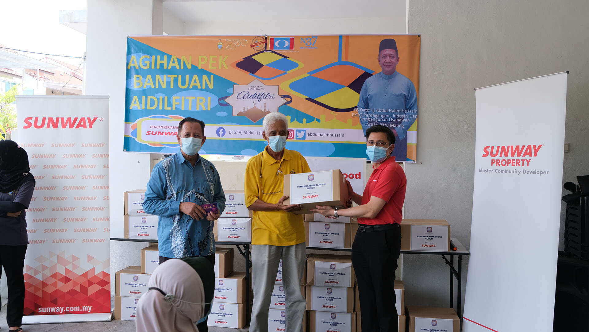 Distribution of groceries to the B40 community by the General Manager of Sunway Property Penang, Fong Choon Fuoi together with YB Dato’ Halim, ADUN Batu Maung