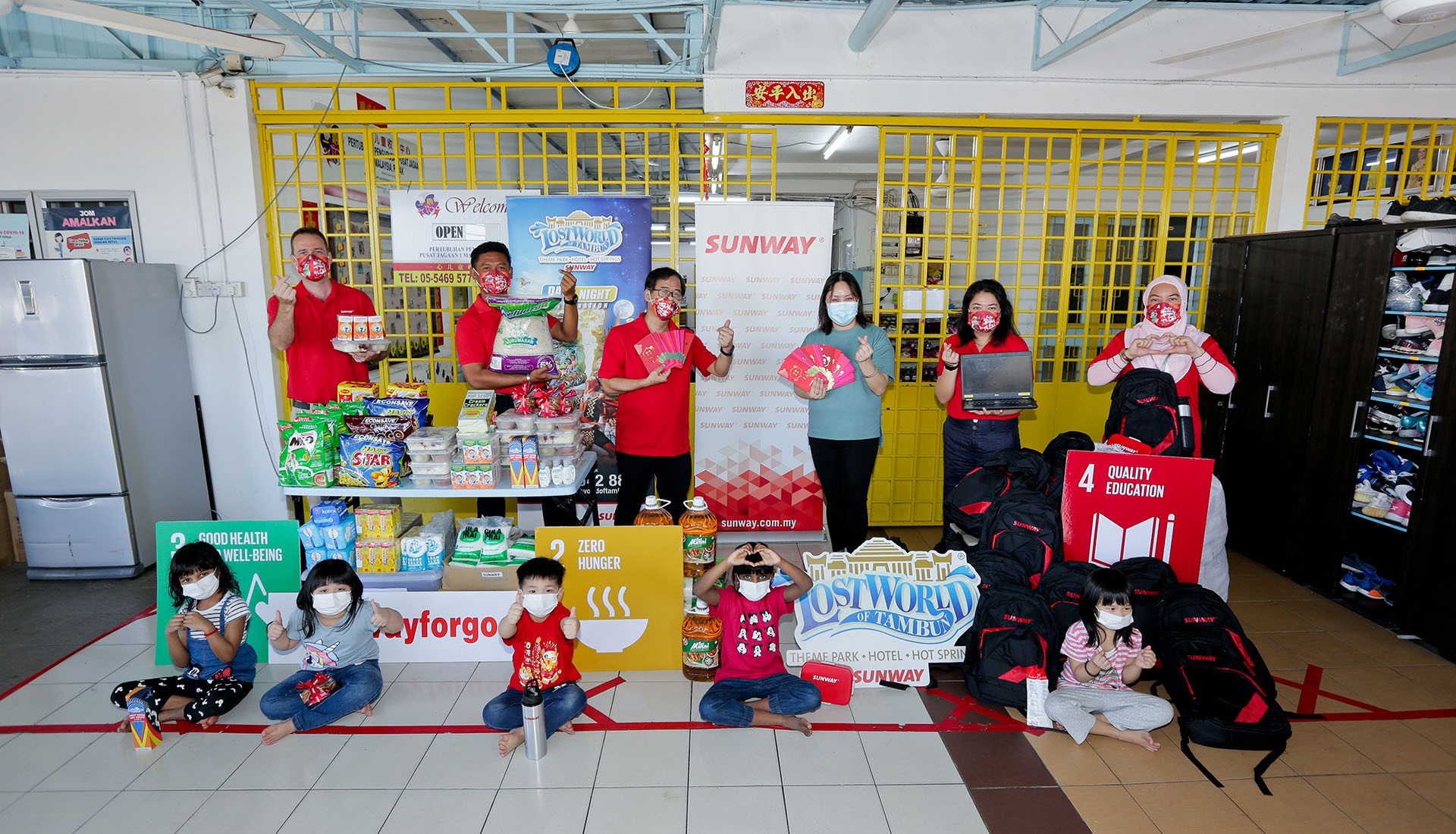 Sunway team distributing essential groceries, ICT equipment and ang pows at Pertubuhan Pengurusan Pusat Jagaan 1Malaysia.