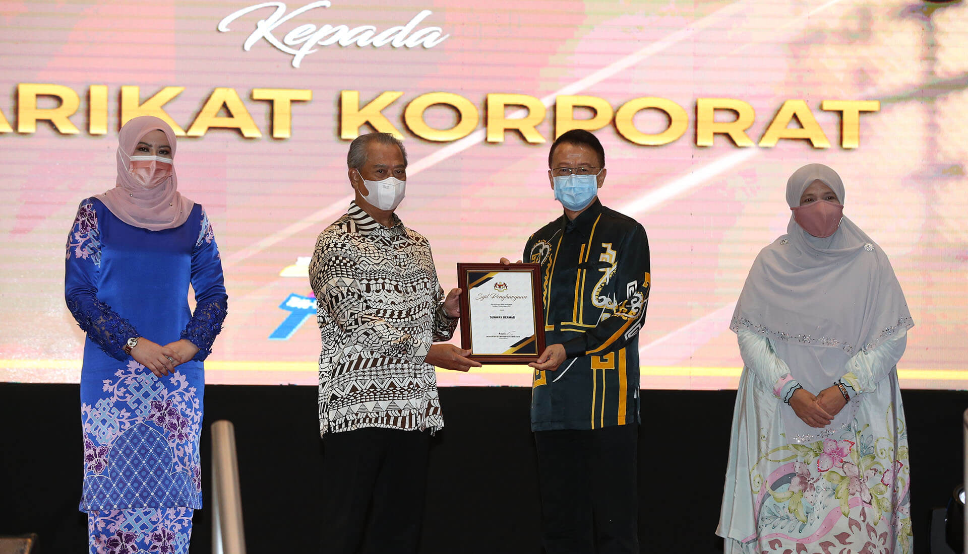 Sunway Group Founder and Chairman Tan Sri Dr Jeffrey Cheah (2nd from right) receiving the plaque from YAB Prime Minister Tan Sri Muhyiddin Yassin (3rd from right)